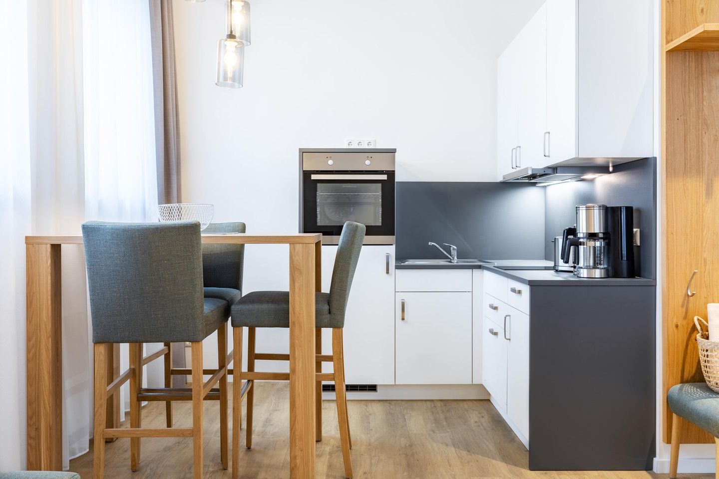 Ferienapartments am Krusespeicher Ferienapartments am Krusespeicher 3-30 Wismar - Küchenzeile mit Geschirrspüler