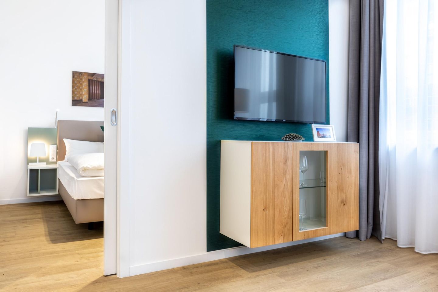 Ferienapartments am Krusespeicher Ferienapartments am Krusespeicher 3-30 Wismar - Wohn-/Essbereich mit Flatscreen-TV