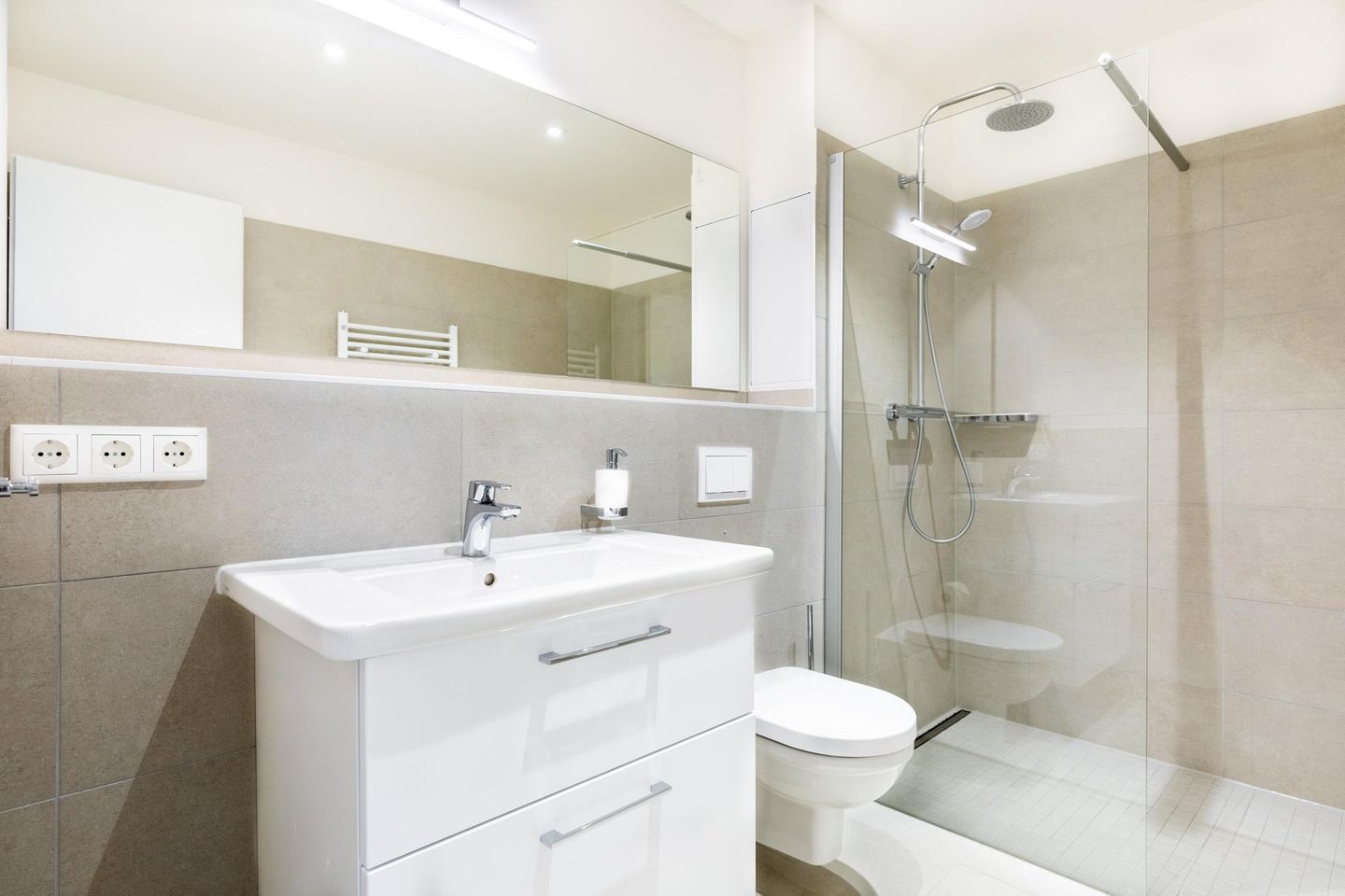 Ferienapartments am Krusespeicher Ferienapartments am Krusespeicher 3-30 Wismar - Badezimmer mit ebenerdiger Dusche