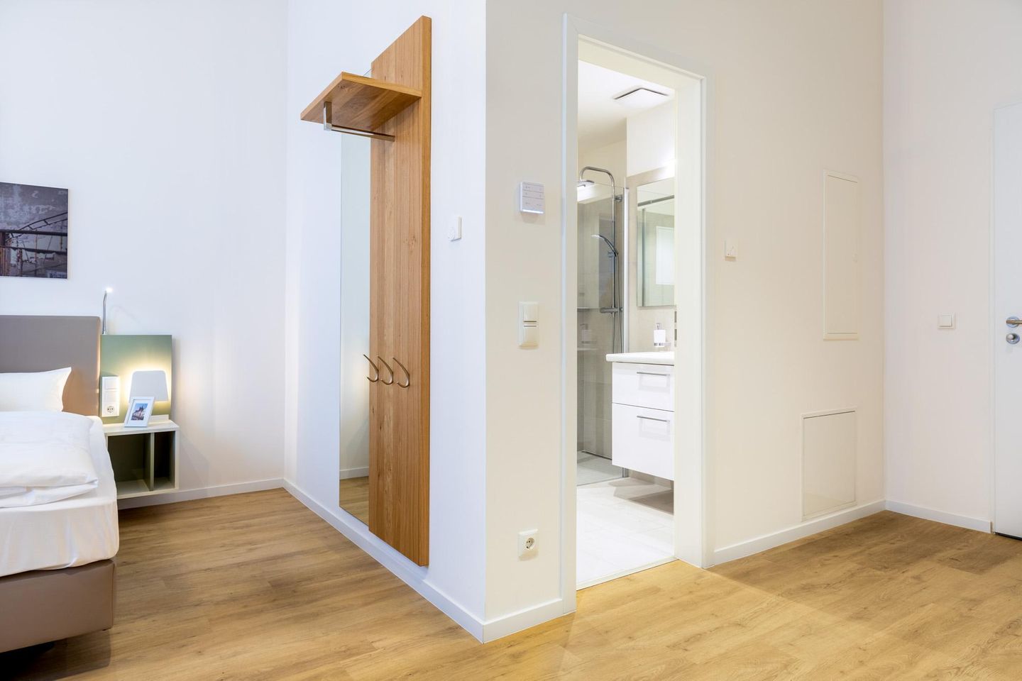 Ferienapartments am Krusespeicher Ferienapartments am Krusespeicher 3-31 Wismar - Wohn-/Schlafbereich mit Zugang zum Badezimmer