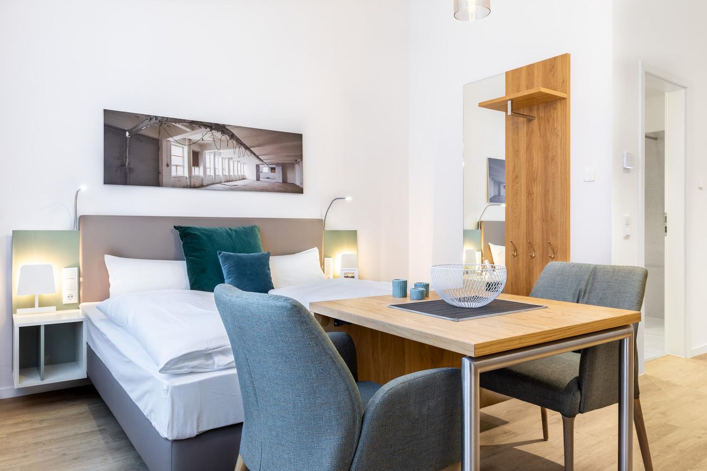 Ferienapartments am Krusespeicher Ferienapartments am Krusespeicher 3-32 Wismar - Wohn-/Schlafbereich mit Garderobe