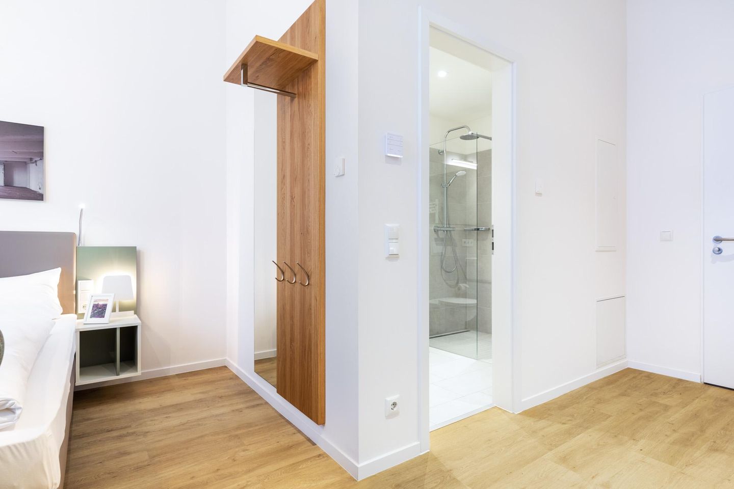 Ferienapartments am Krusespeicher Ferienapartments am Krusespeicher 3-32 Wismar - Wohn-/Schlafbereich mit Zugang zum Badezimmer