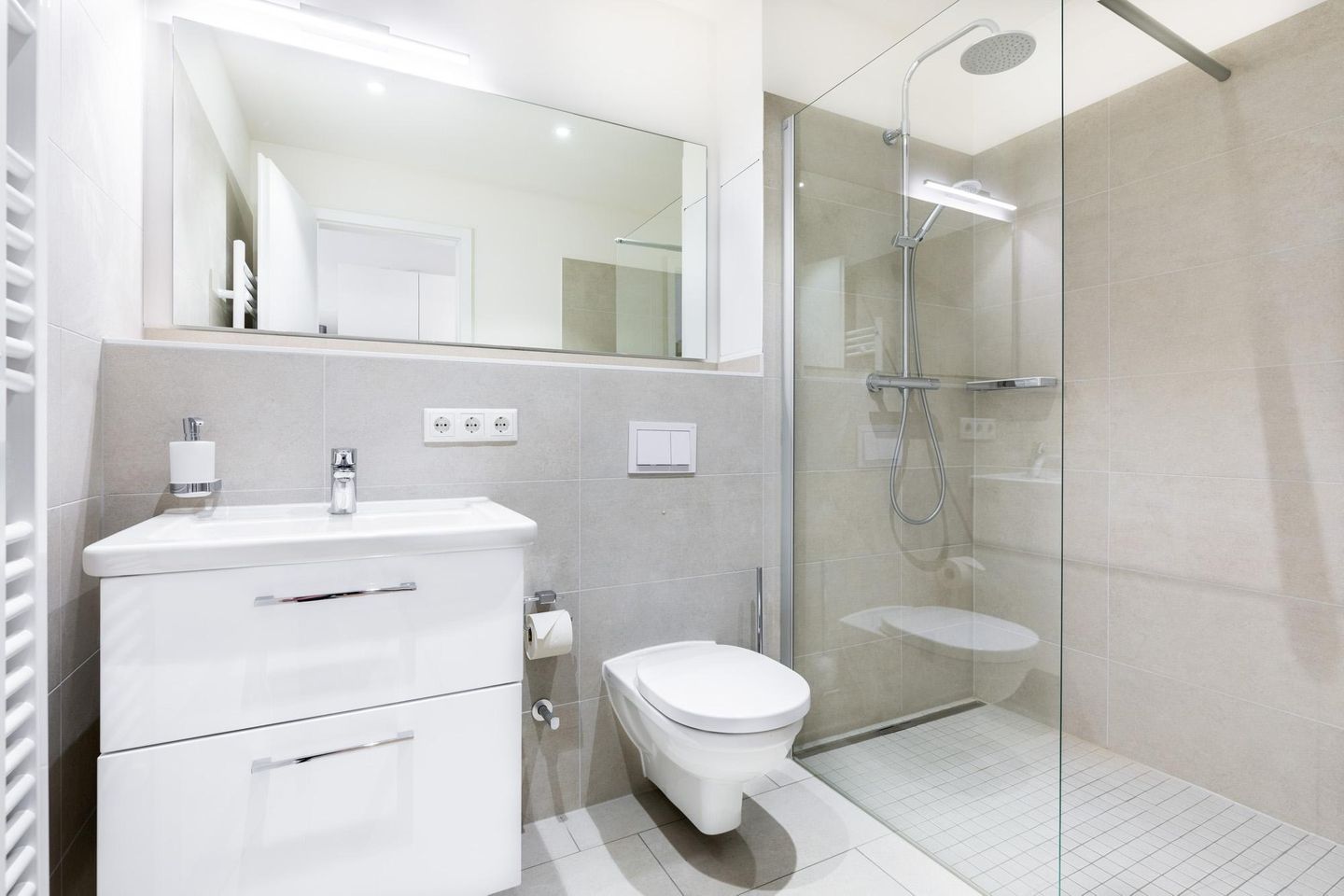 Ferienapartments am Krusespeicher Ferienapartments am Krusespeicher 3-32 Wismar - Badezimmer mit ebenerdiger Dusche