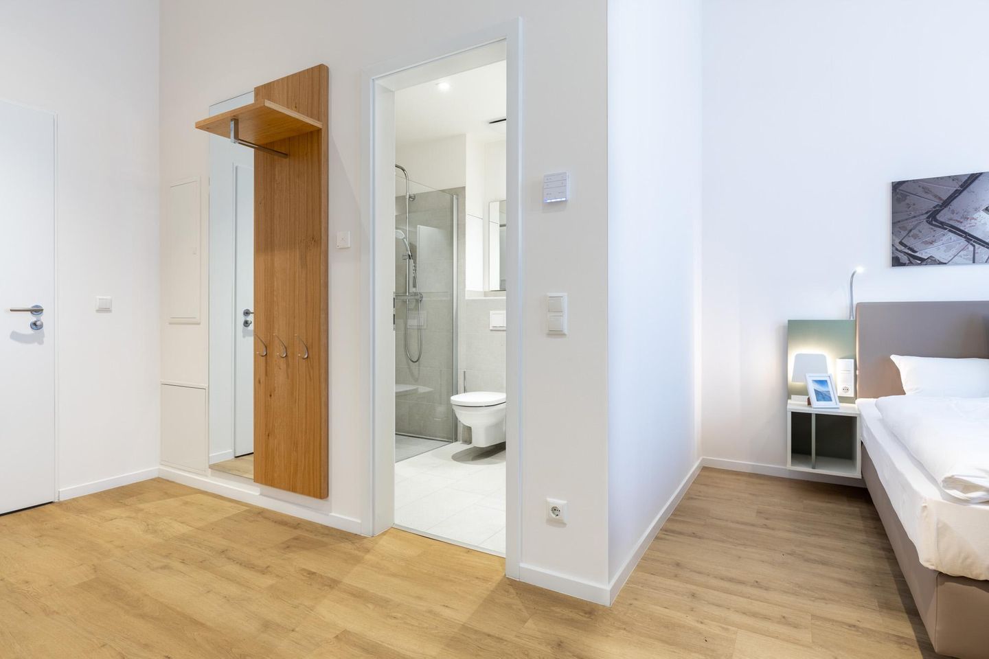 Ferienapartments am Krusespeicher Ferienapartments am Krusespeicher 3-33 Wismar - Wohn-/Schlafbereich mit Zugang zum Badezimmer