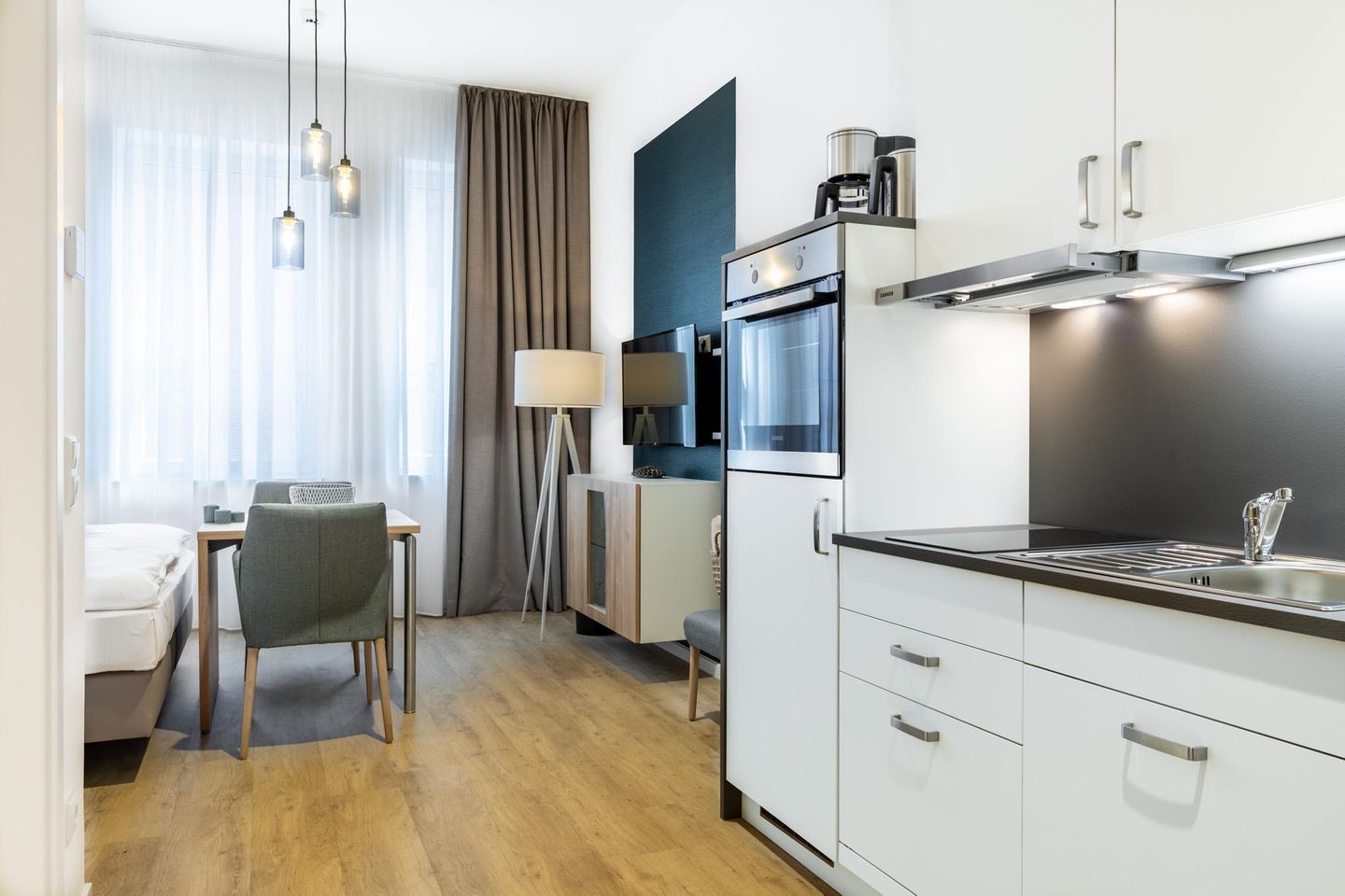 Ferienapartments am Krusespeicher Ferienapartments am Krusespeicher 3-33 Wismar - Wohn-/Schlafbereich mit Küchenzeile