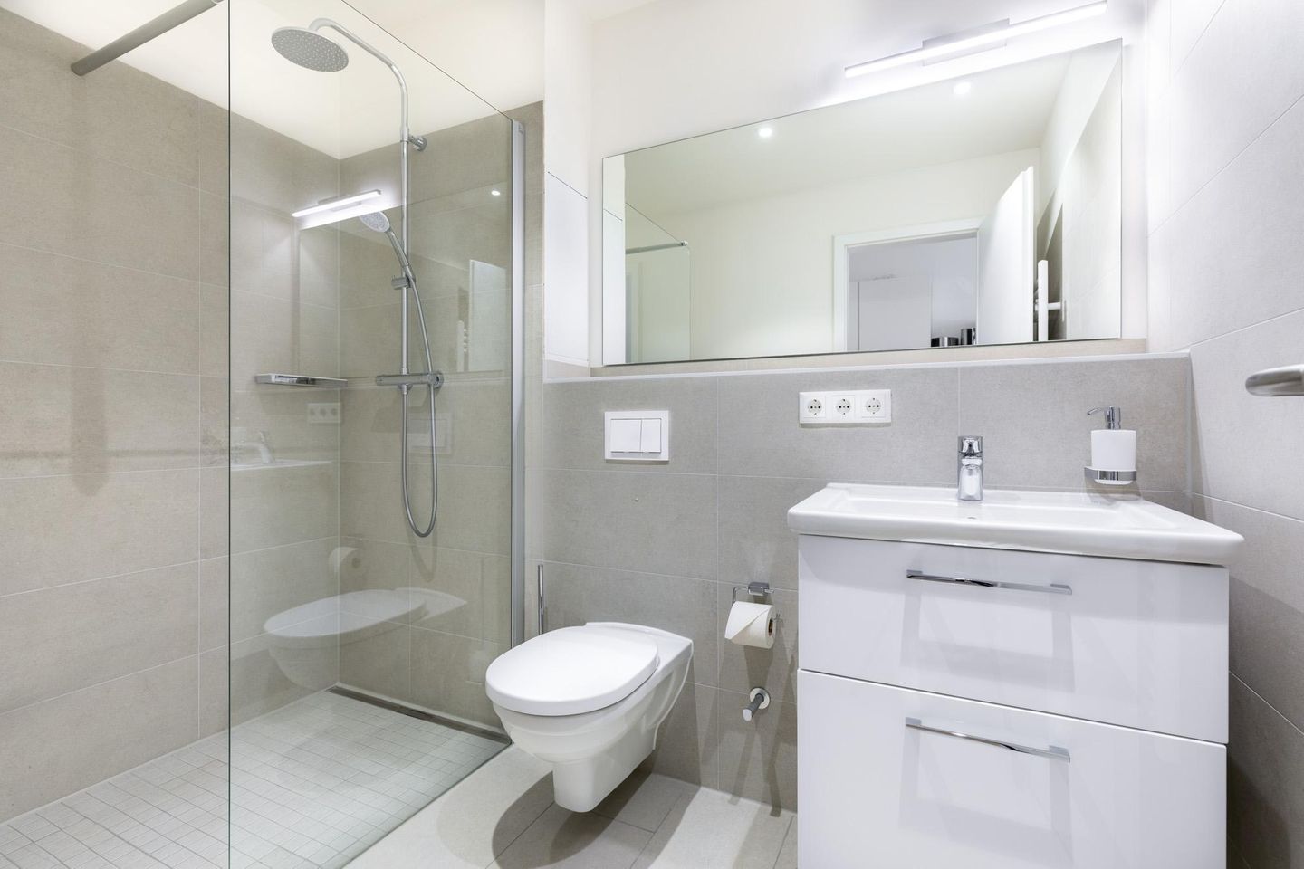 Ferienapartments am Krusespeicher Ferienapartments am Krusespeicher 3-33 Wismar - Badezimmer mit ebenerdiger Dusche