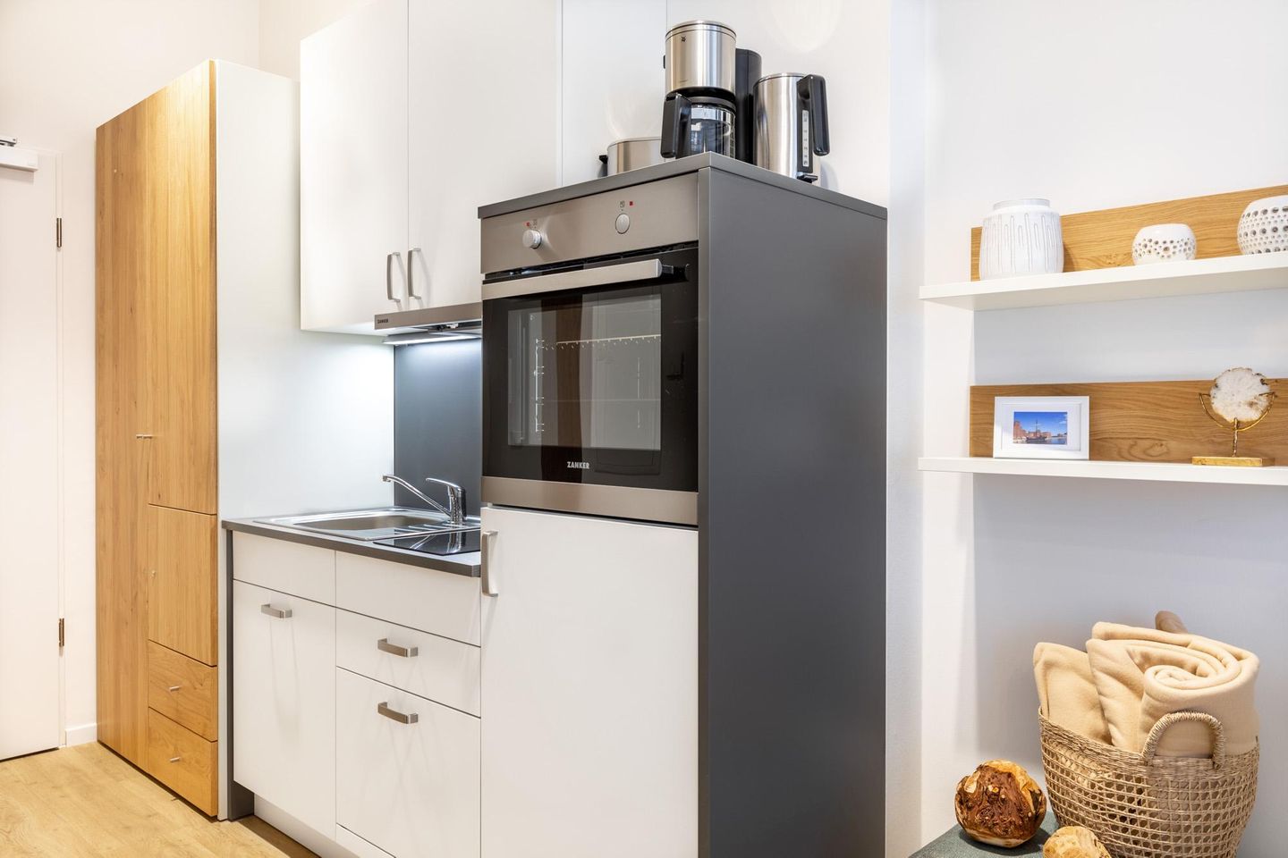 Ferienapartments am Krusespeicher Ferienapartments am Krusespeicher 1-13 Wismar - Küchenzeile mit Geschirrspüler