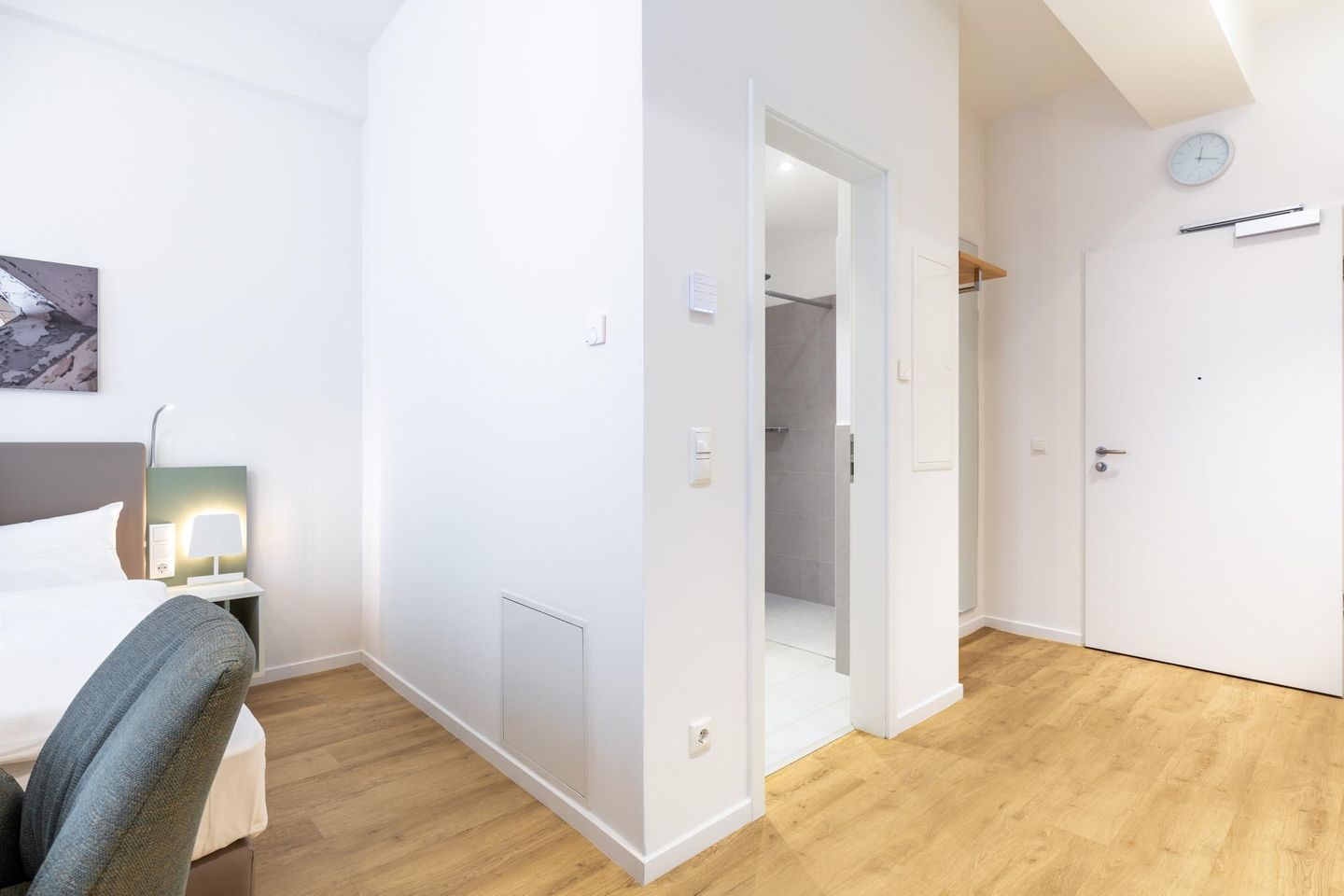 Ferienapartments am Krusespeicher Ferienapartments am Krusespeicher 1-13 Wismar - Wohn-/Schlafbereich mit Zugang zum Badezimmer