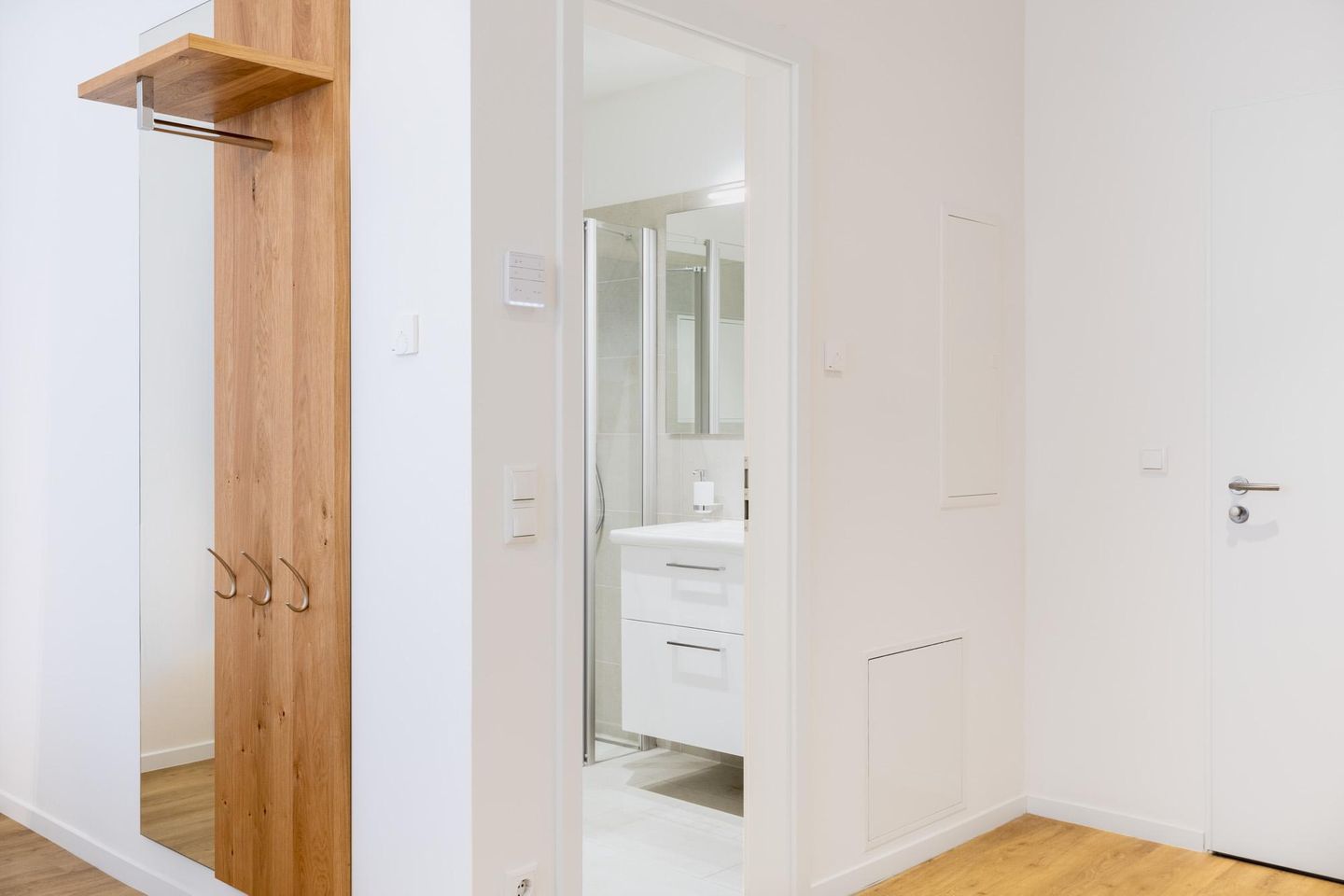 Ferienapartments am Krusespeicher Ferienapartments am Krusespeicher 2-24 Wismar - Wohn-/Schlafbereich mit Zugang zum Badezimmer