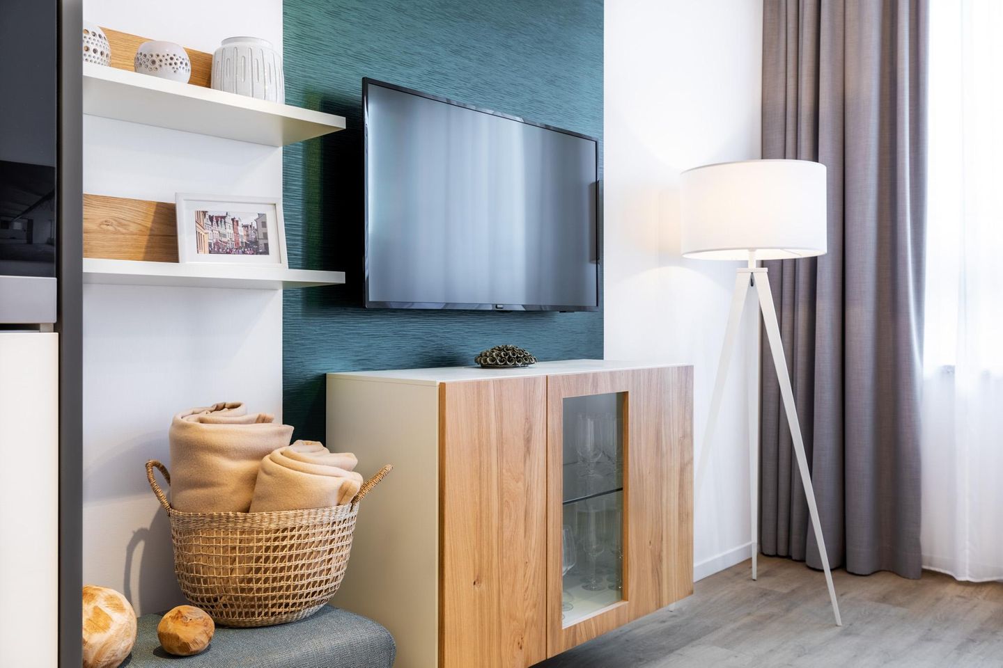 Ferienapartments am Krusespeicher Ferienapartments am Krusespeicher 3-34 Wismar - Wohn-/Schlafbereich mit Flatscreen-TV