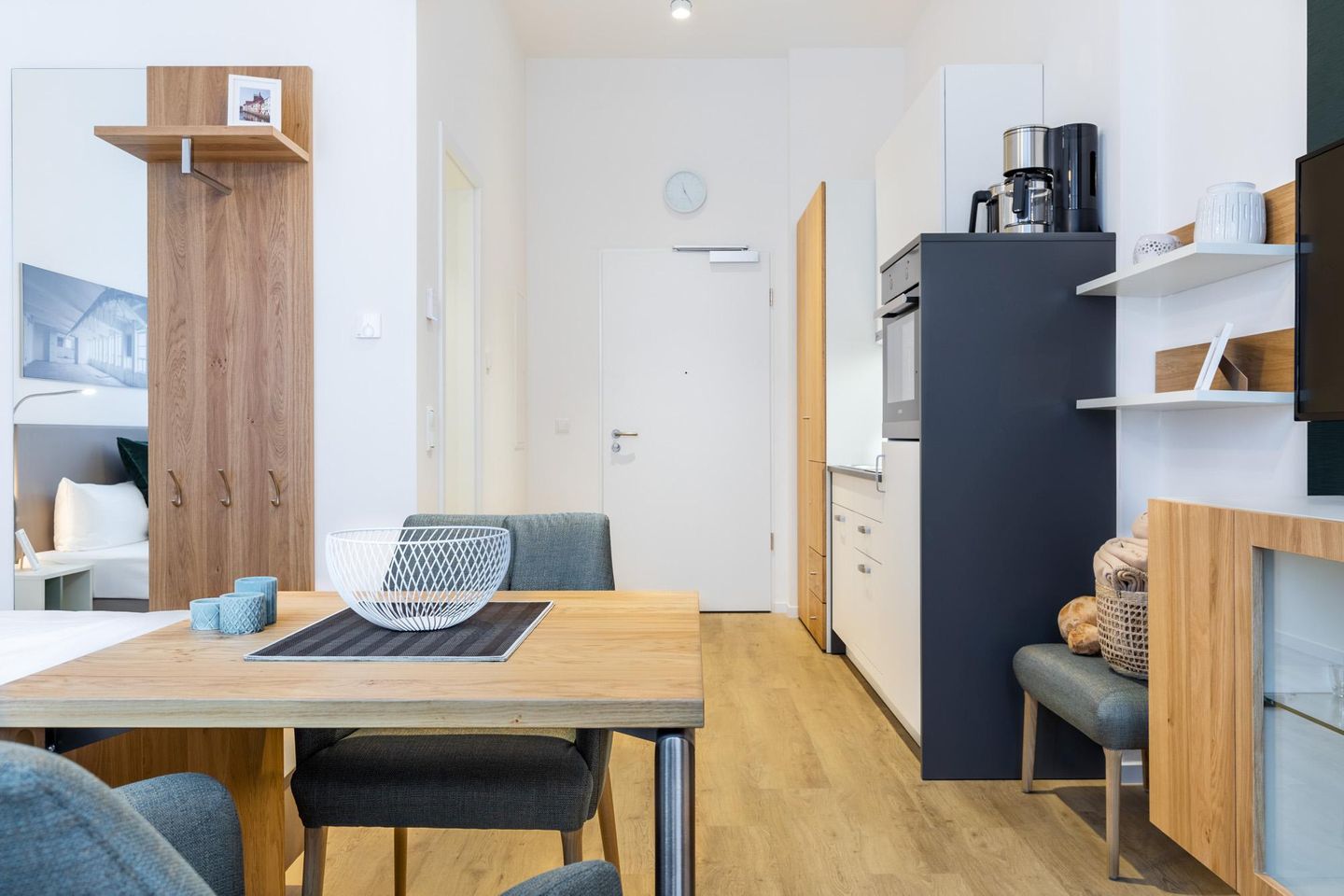 Ferienapartments am Krusespeicher Ferienapartments am Krusespeicher 3-34 Wismar - Wohn-/Schlafbereich mit Garderobe