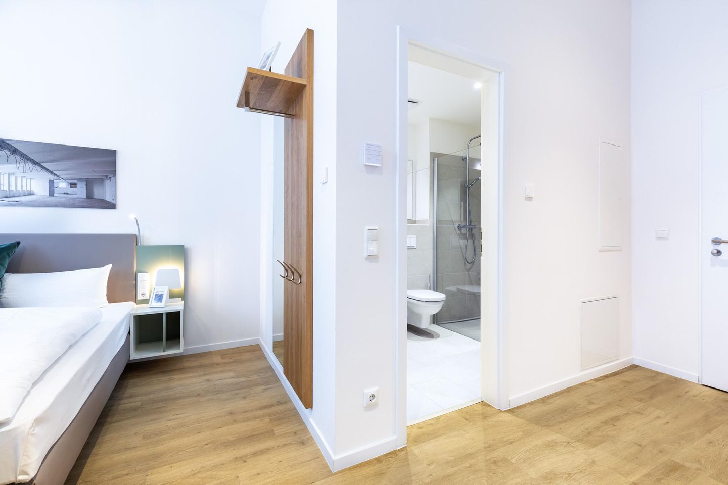 Ferienapartments am Krusespeicher Ferienapartments am Krusespeicher 3-34 Wismar - Wohn-/Schlafbereich mit Zugang zum Badezimmer