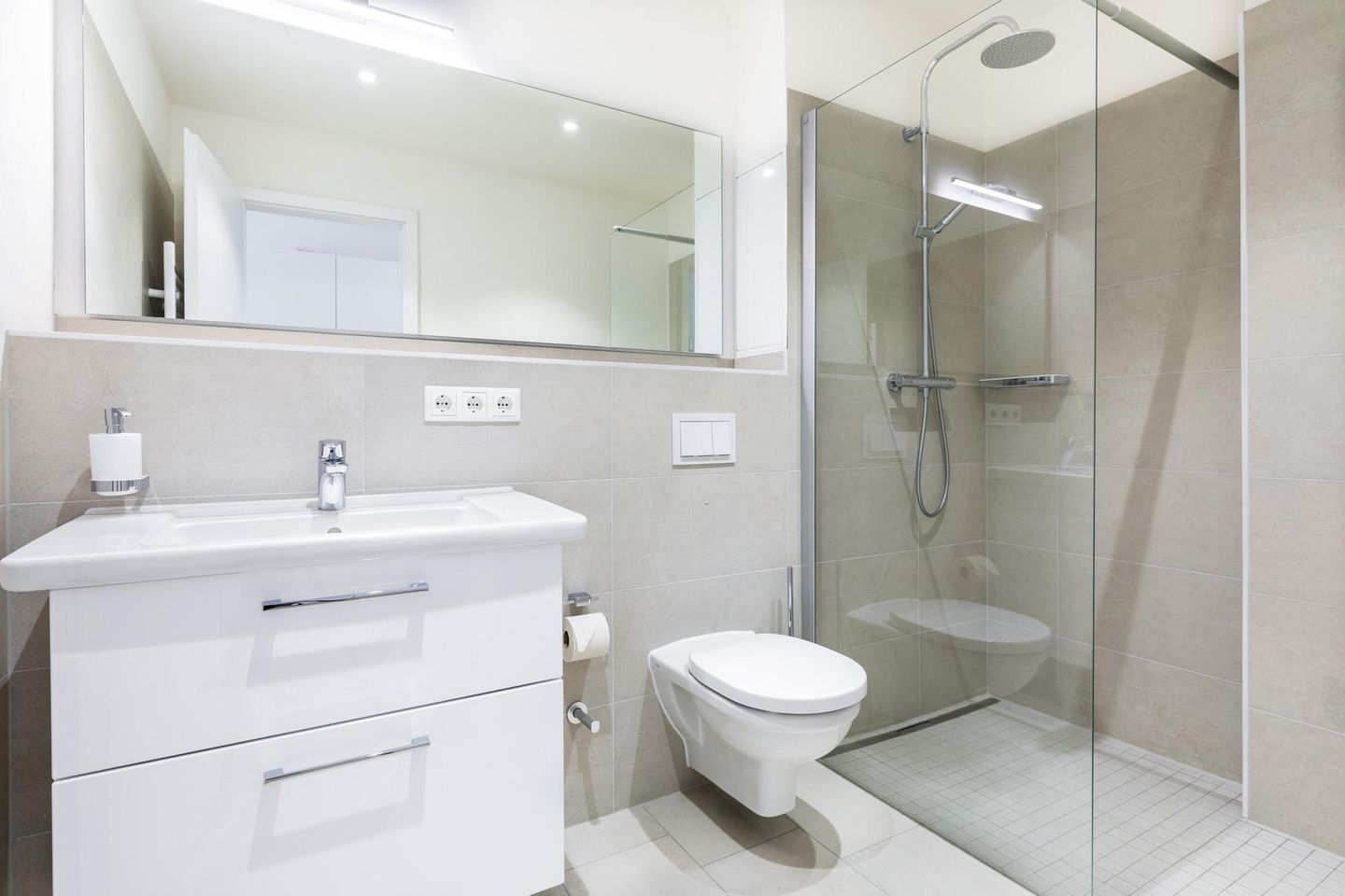 Ferienapartments am Krusespeicher Ferienapartments am Krusespeicher 3-34 Wismar - Badezimmer mit ebenerdiger Dusche