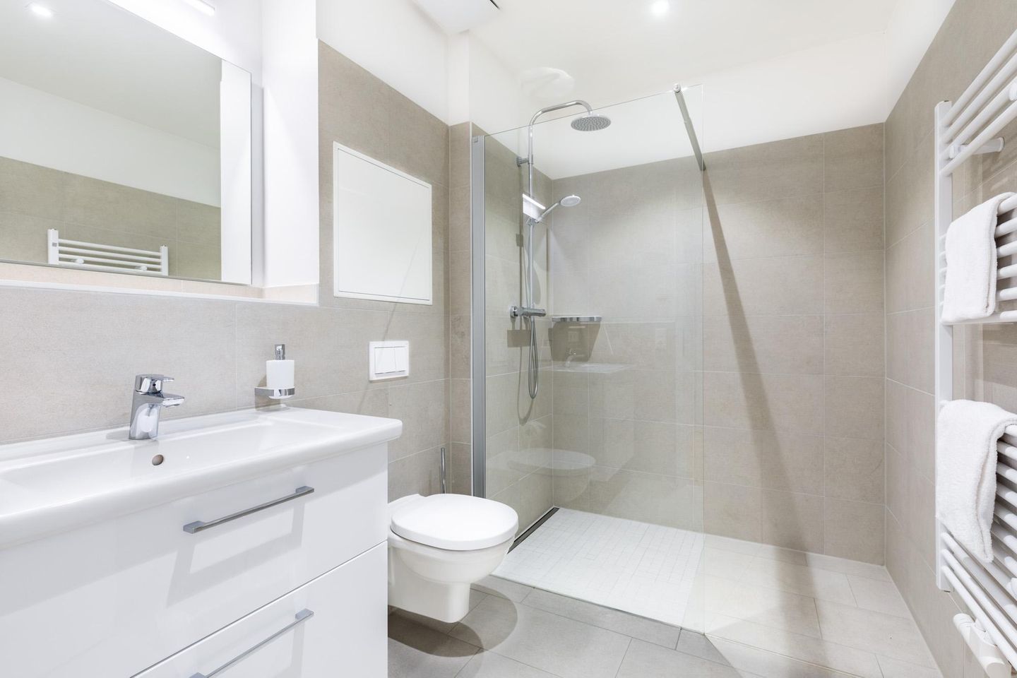 Ferienapartments am Krusespeicher Ferienapartments am Krusespeicher 3-35 Wismar - Badezimmer mit ebenerdiger Dusche