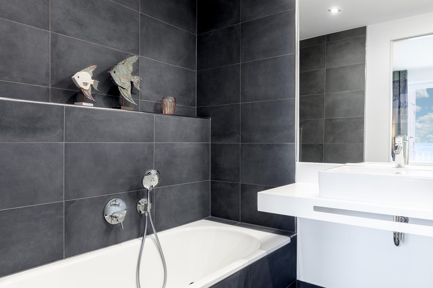 Apartmentanlage Meerblickvilla Apartmentanlage Meerblickvilla 3-38 Großenbrode - Badezimmer 2 mit Badewanne und Meeres-Spiegel