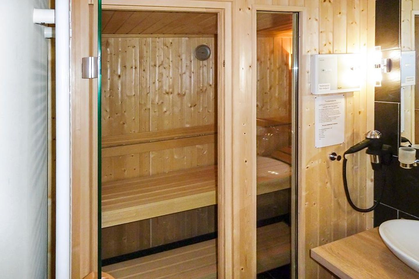 Resort Deichgraf Resort Deichgraf 27-06 Wremen - Badezimmer mit Saunabereich