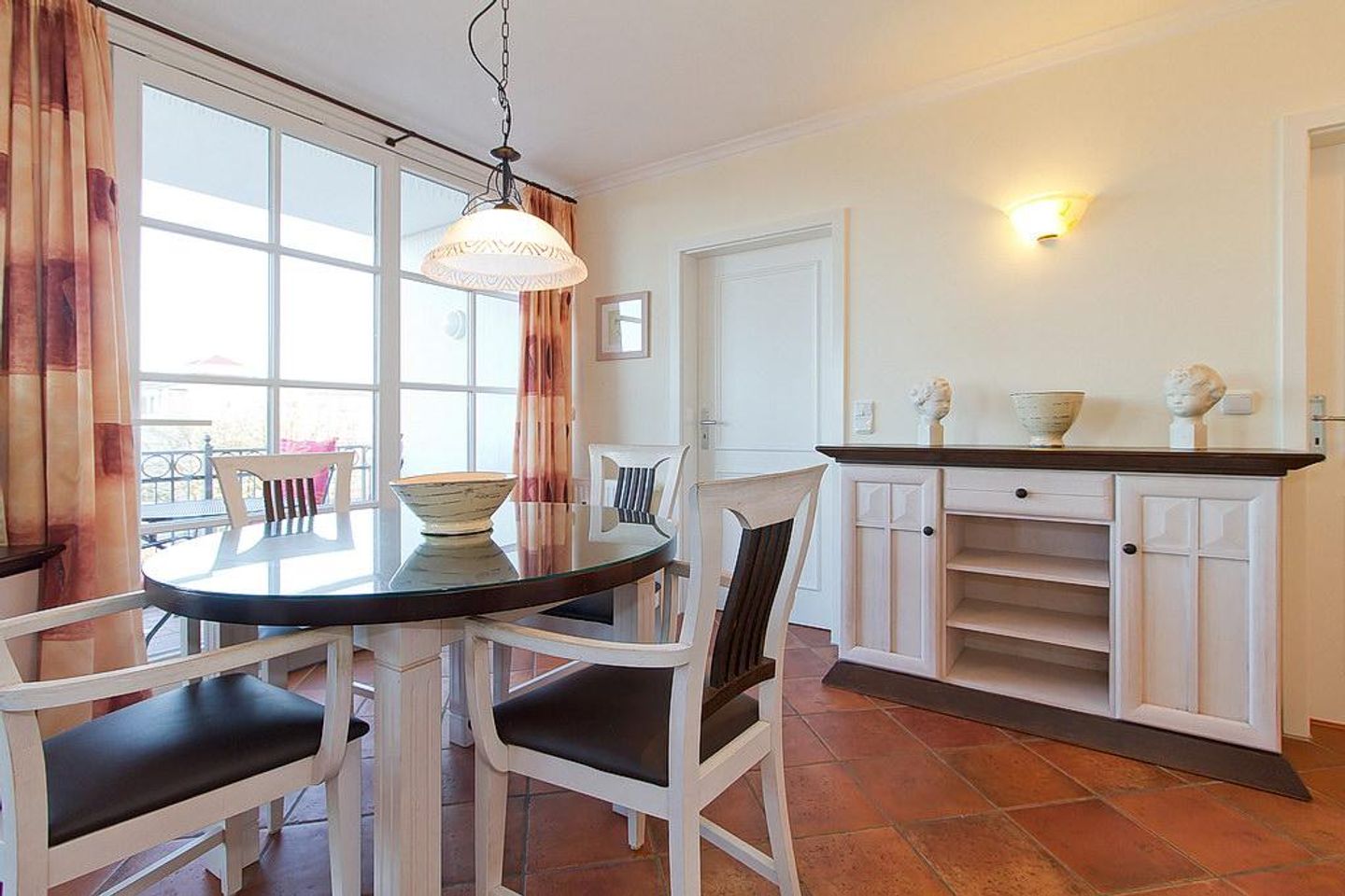 Apartmenthaus Atlantik Apartmenthaus Atlantik 314 Kühlungsborn - Wohn-Essbereich mit Esstisch und Sitzgelegenheit