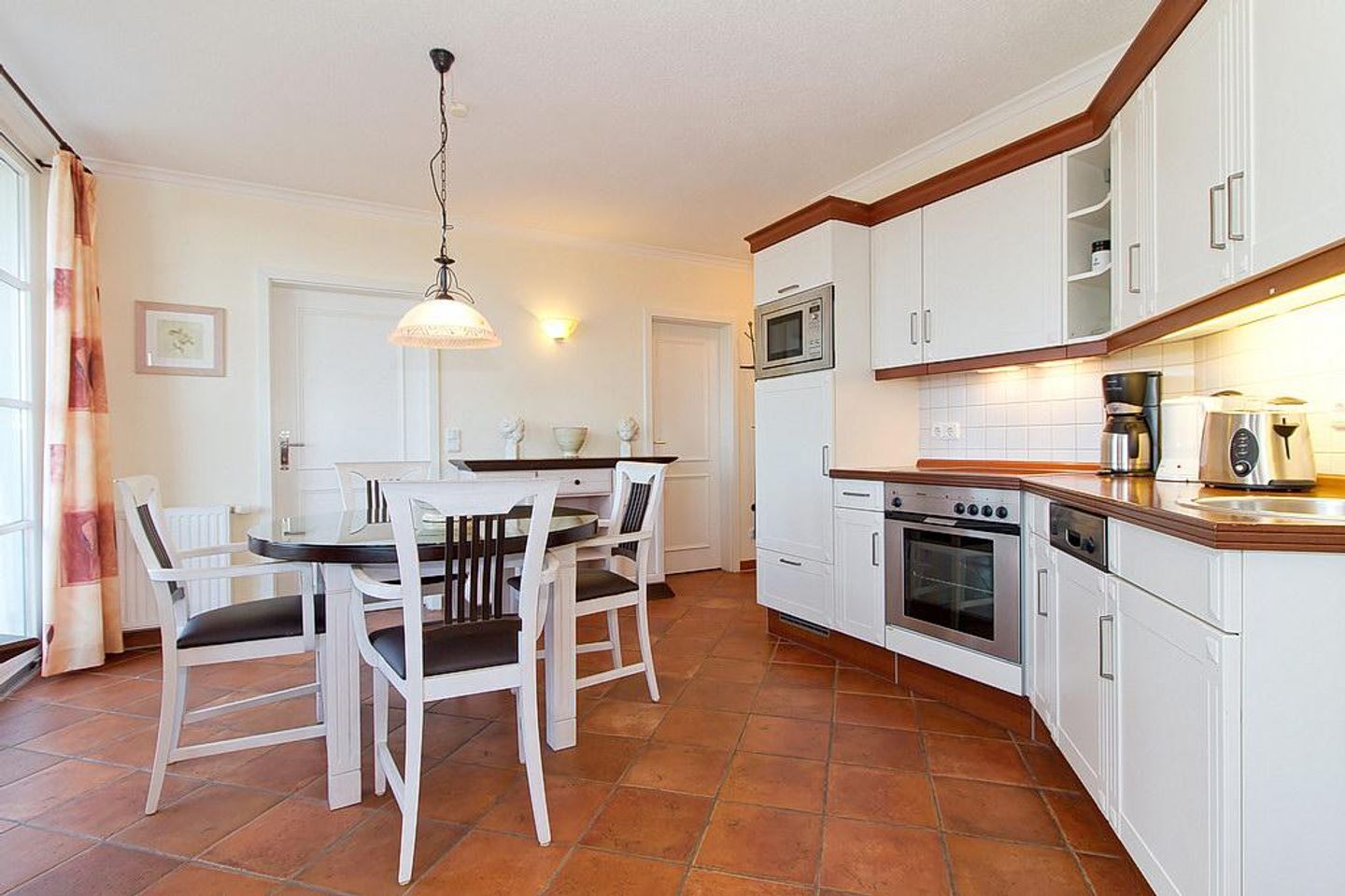 Apartmenthaus Atlantik Apartmenthaus Atlantik 314 Kühlungsborn - Küchenzeile mit Esstisch und Sitzgelegenheit