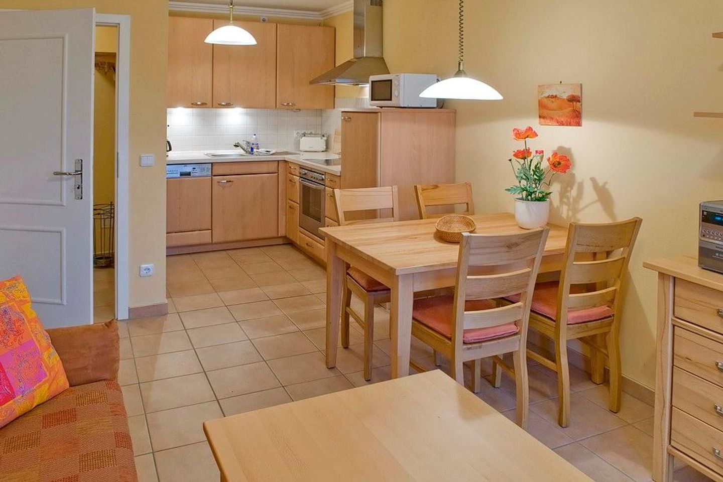 Apartment-Residenz Ostseestrand Apartment-Residenz Ostseestrand 24 Kühlungsborn - Küchenzeile mit Esstisch und Sitzgelegenheit