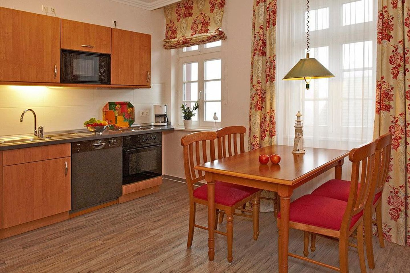 Seehof Seehof 25 Usedom - Küchenzeile mit Esstisch und Sitzgelegenheit