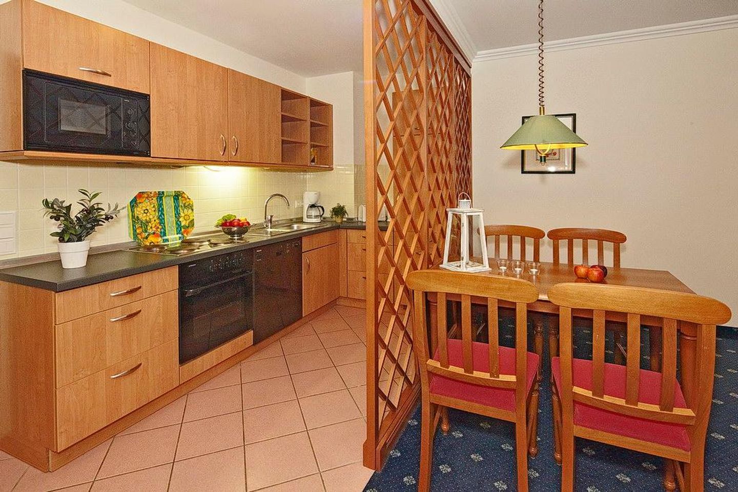 Seehof Seehof 204 Usedom - Küchenzeile mit Esstisch und Sitzgelegenheit