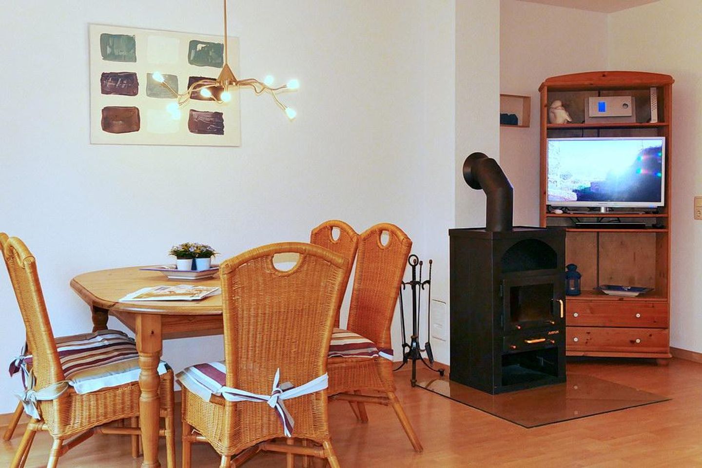 Urlauberdorf Urlauberdorf 32b Boltenhagen - Wohnbereich mit Esstisch und Kaminofen