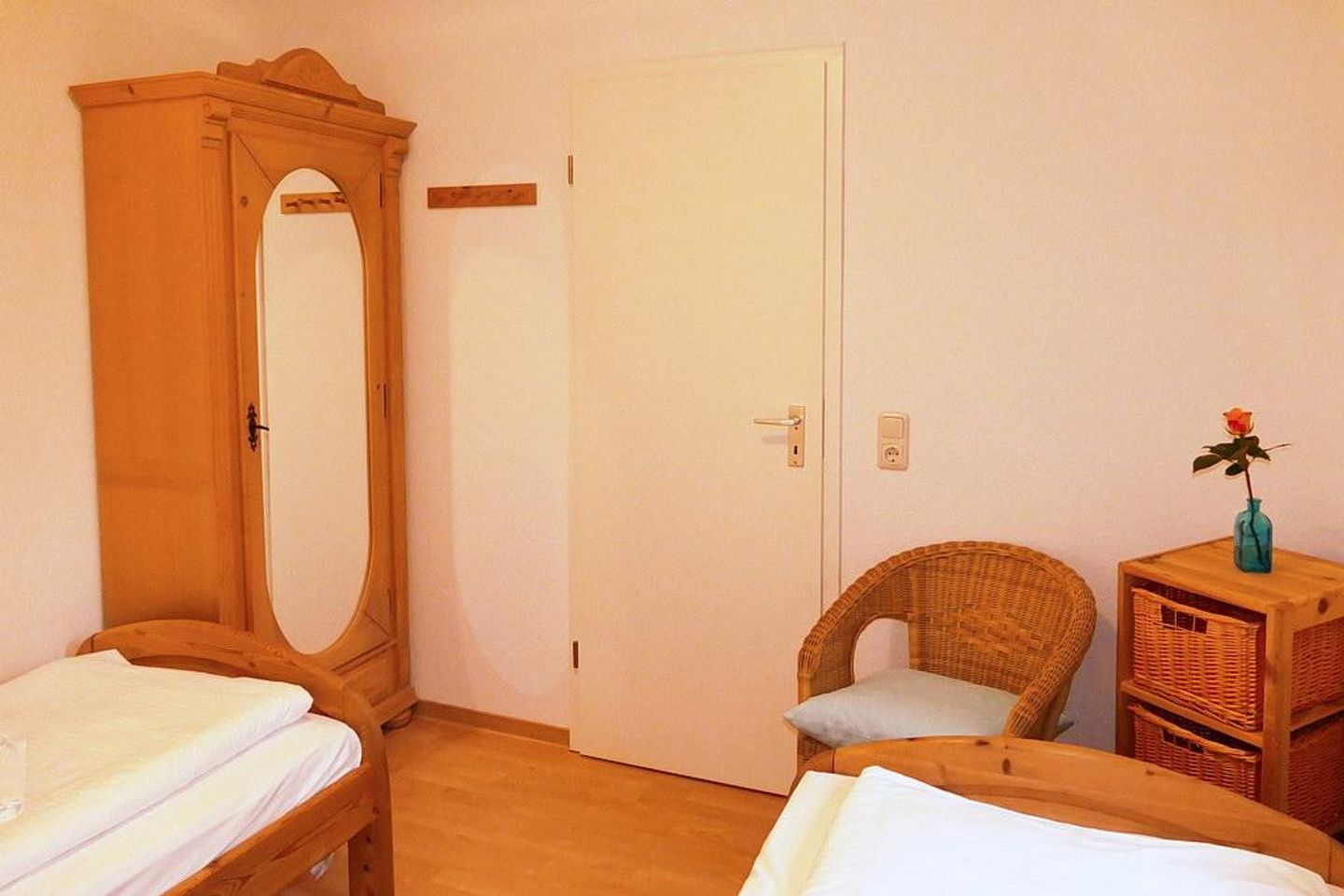 Urlauberdorf Urlauberdorf 32b Boltenhagen - Schlafzimmer mit zwei Einzelbetten und Kleiderschrank