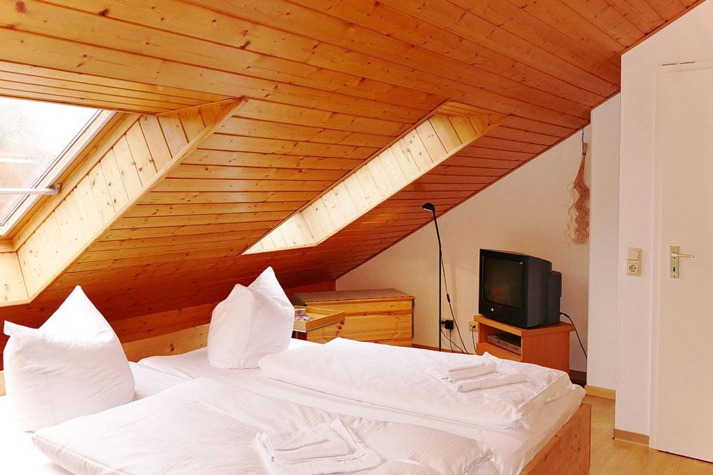 Urlauberdorf Urlauberdorf 32b Boltenhagen - Schlafzimmer mit Doppelbett und Fernseher