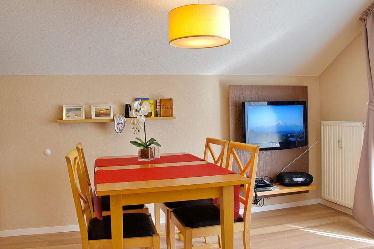 Inselstrand Inselstrand 1320 Usedom - Wohn-Essbereich mit Esstisch und Sitzgelegenheit