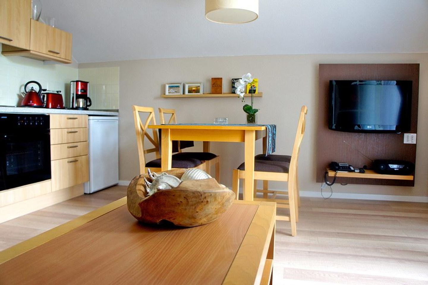 Inselstrand Inselstrand 1320 Usedom - Wohn-Essbereich mit Esstisch, Sitzgelegenheit und Küchenzeile