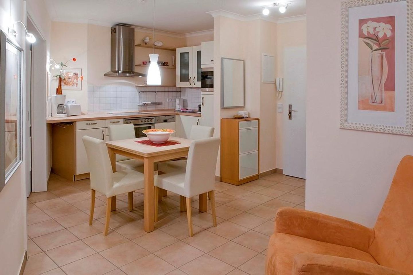 Apartment-Residenz Ostseestrand Apartment-Residenz Ostseestrand 37 Kühlungsborn - Küchenzeile mit Esstisch und Sitzgelegenheit