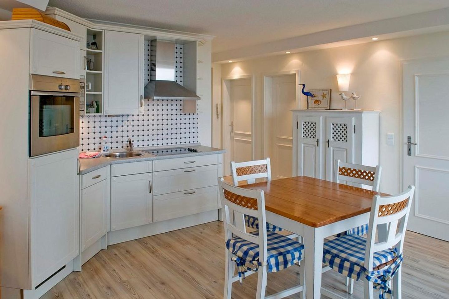 Apartmenthaus Atlantik Apartmenthaus Atlantik 113 Kühlungsborn - Küchenzeile mit Esstisch und Sitzgelegenheit