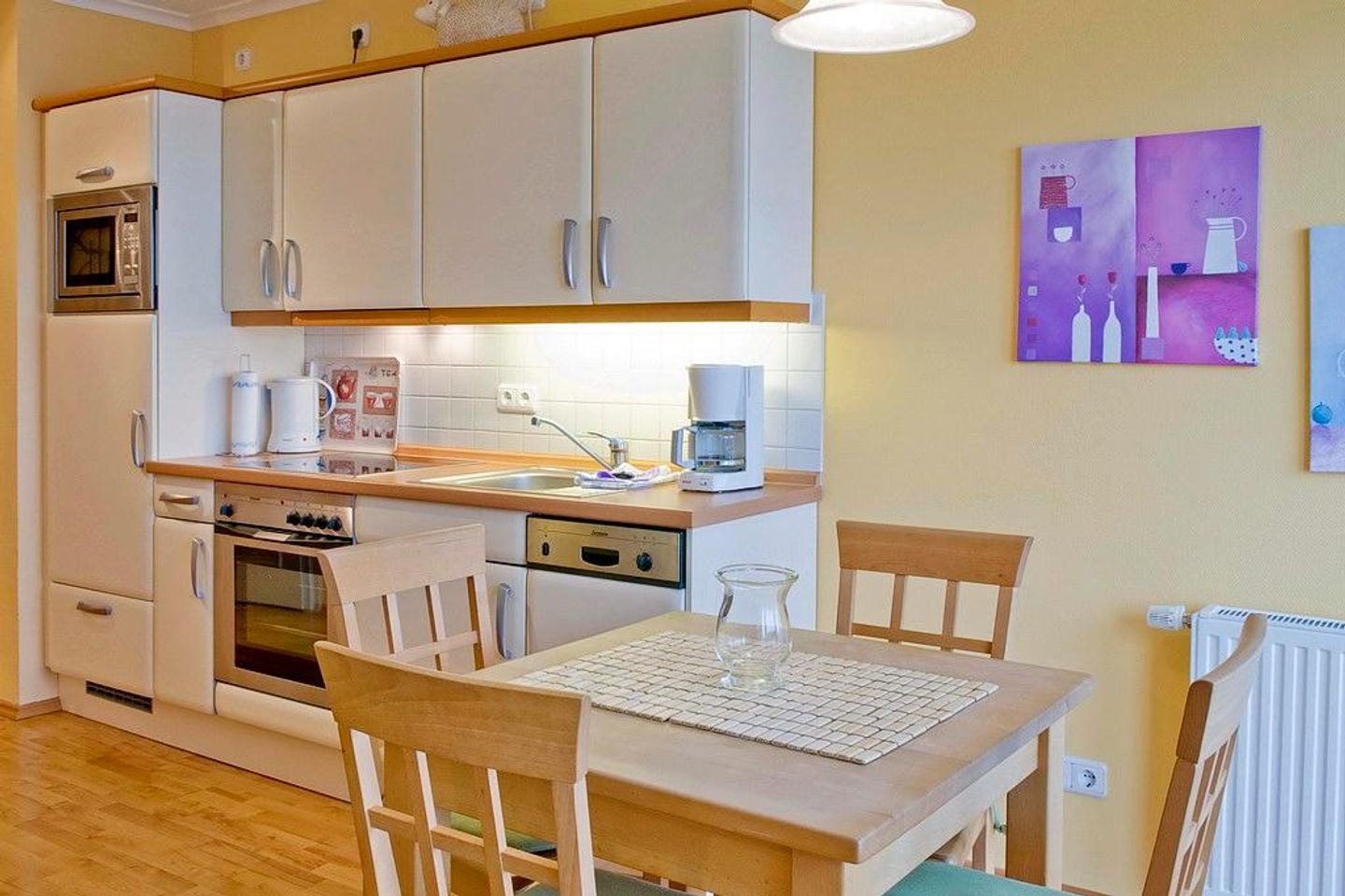 Apartmenthaus Atlantik Apartmenthaus Atlantik 212 Kühlungsborn - Küchenzeile mit Esstisch und Sitzgelegenheit