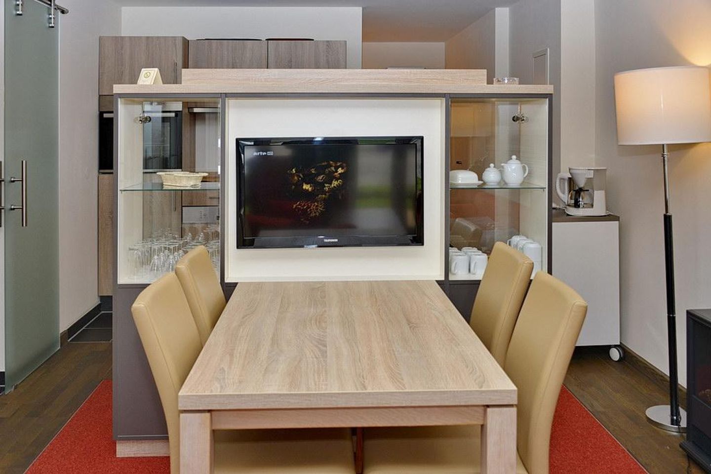 Resort Deichgraf Resort Deichgraf 27-03 Wremen - Wohn-Essbereich mit Esstisch