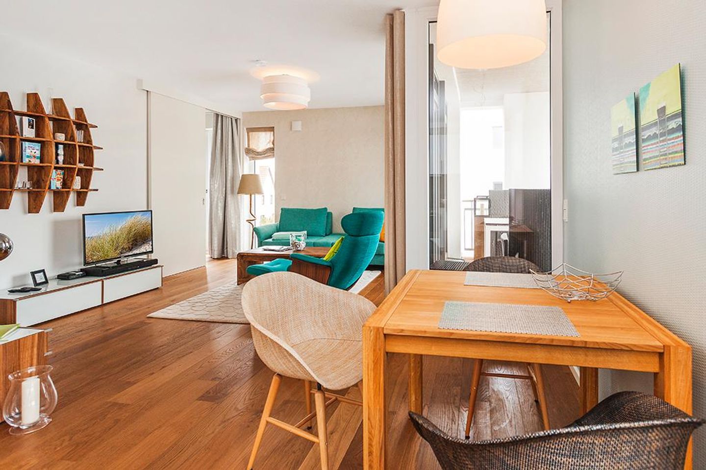 DünenResort Binz DünenResort Binz 128 Rügen - Wohn-Essbereich mit Esstisch und Sitzgelegenheit