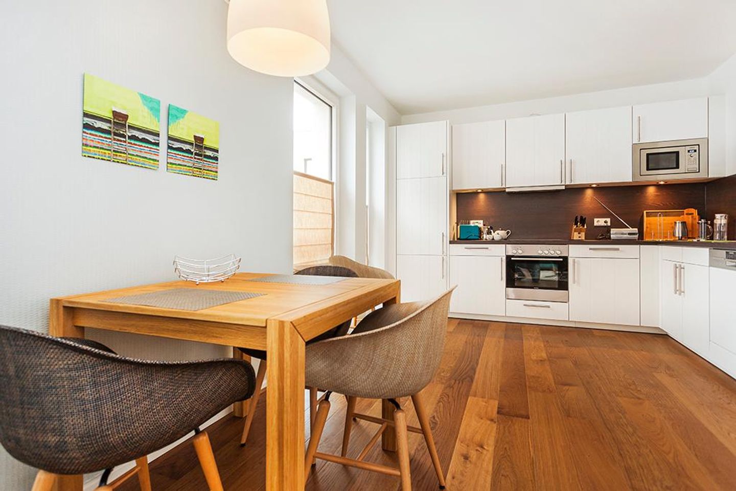 DünenResort Binz DünenResort Binz 128 Rügen - Wohn-Essbereich mit Esstisch, Sitzgelegenheit und Küchenzeile