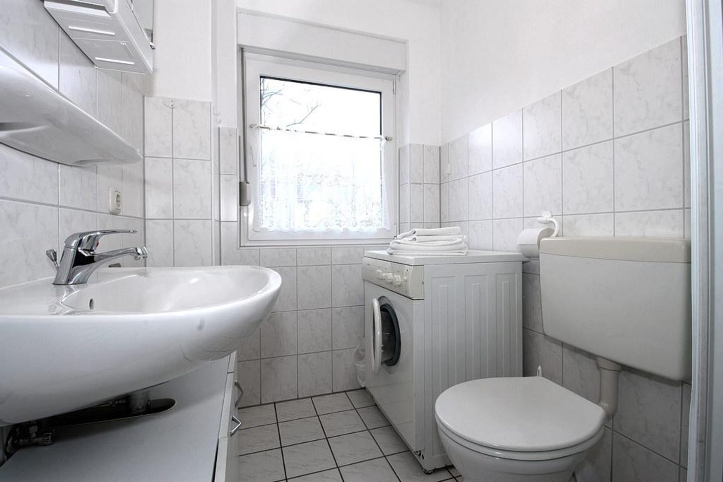 Urlauberdorf Urlauberdorf 25a  Boltenhagen - Badezimmer mit Waschmaschine und WC