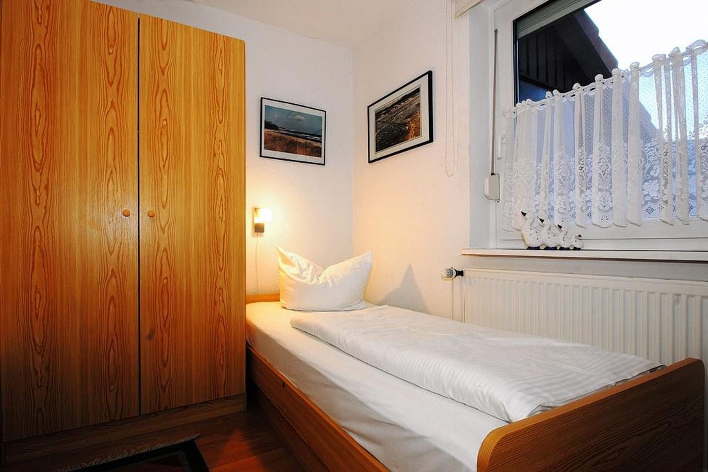Urlauberdorf Urlauberdorf 49d Boltenhagen - Schlafzimmer mit Einzelbett und Kleiderschrank