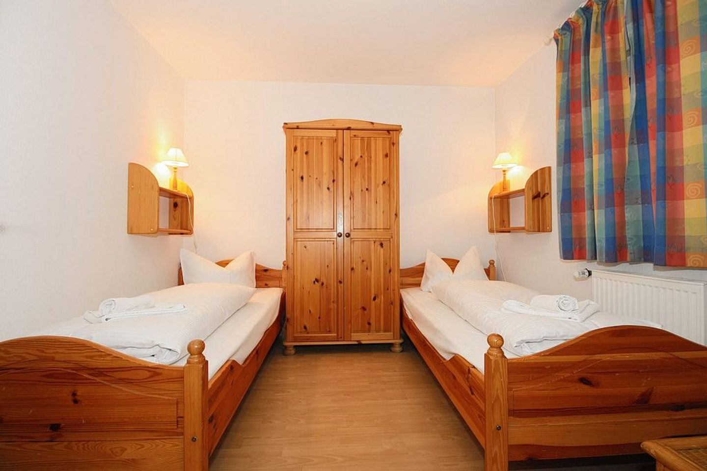 Urlauberdorf Urlauberdorf 55b Boltenhagen - Schlafzimmer mit zwei Einzelbetten und Kleiderschrank