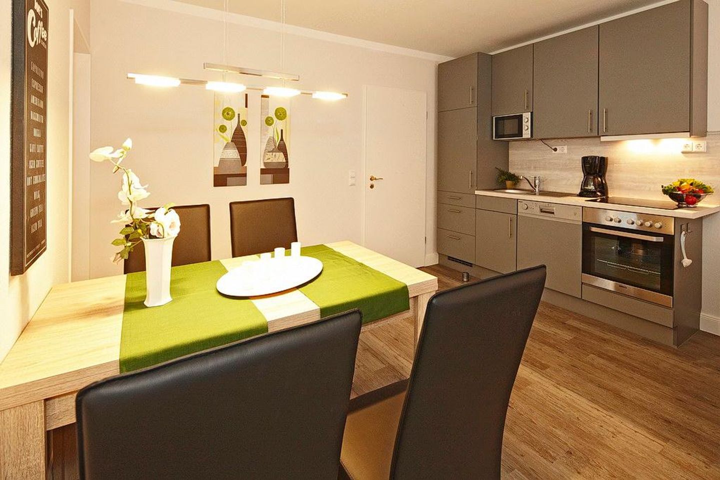 Strand-Park Strand-Park 223 Usedom - Küchenzeile mit Esstisch und Sitzgelegenheit