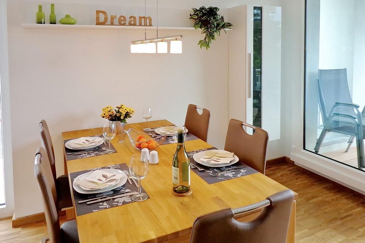 DünenResort Binz DünenResort Binz 111 Rügen - Wohn-Essbereich mit Esstisch und Sitzgelegenheit