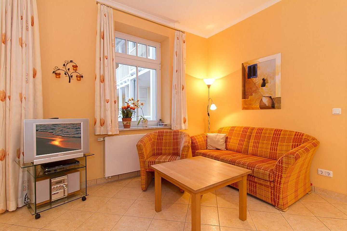 Dünenschloss Dünenschloss 1-30 Kühlungsborn - Wohn-Essbereich mit Couch