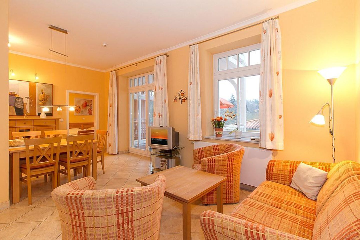 Dünenschloss Dünenschloss 1-30 Kühlungsborn - Wohn-Essbereich mit Couch