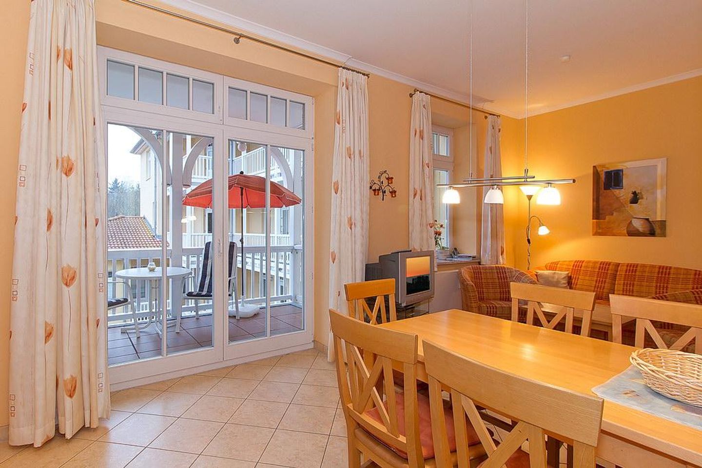 Dünenschloss Dünenschloss 1-30 Kühlungsborn - Wohn-Essbereich mit Esstisch und Sitzgelegenheit