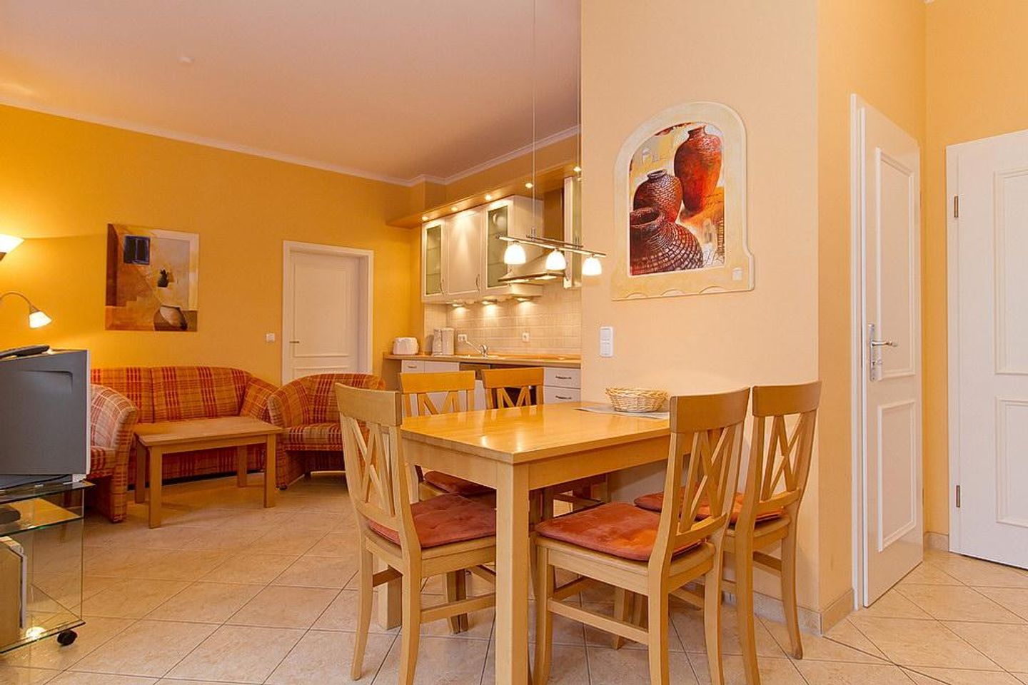 Dünenschloss Dünenschloss 1-30 Kühlungsborn - Wohn-Essbereich mit Couch und Esstisch