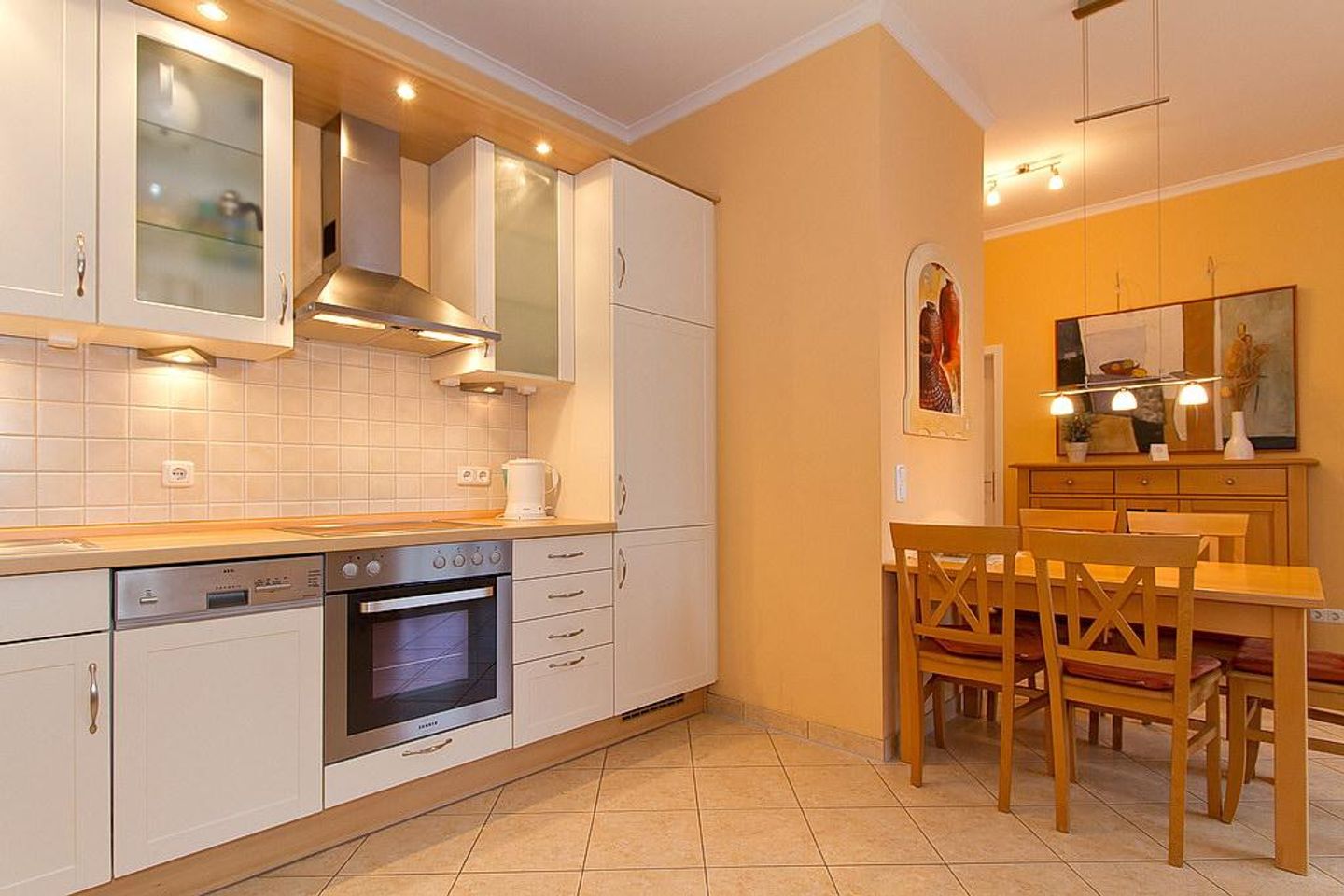 Dünenschloss Dünenschloss 1-30 Kühlungsborn - Küchenzeile mit Esstisch und Sitzgelegenheit