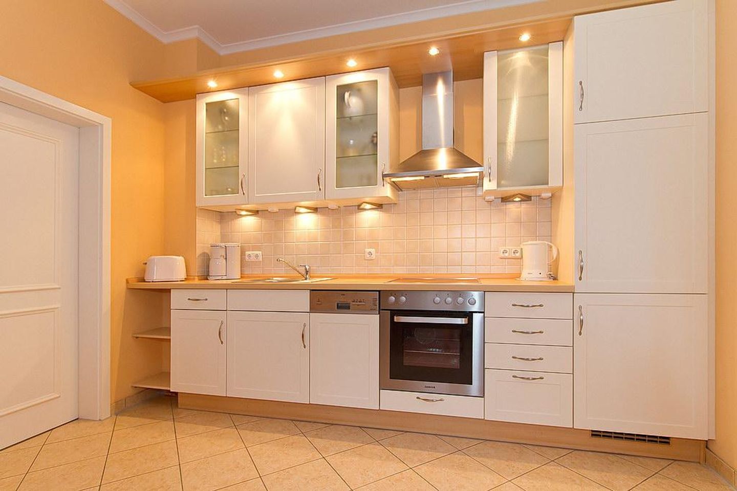 Dünenschloss Dünenschloss 1-30 Kühlungsborn - Küchenzeile mit Backofen