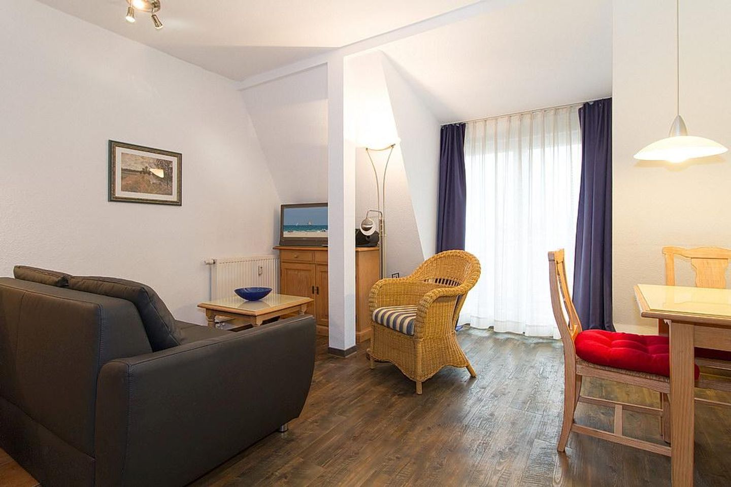 Haus Kühlung Haus Kühlung 15 Kühlungsborn - Wohn-Essbereich mit Couch und Esstisch