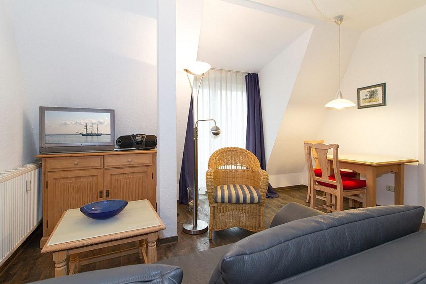 Haus Kühlung Haus Kühlung 15 Kühlungsborn - Wohn-Essbereich mit Couch und Flatscreen-TV