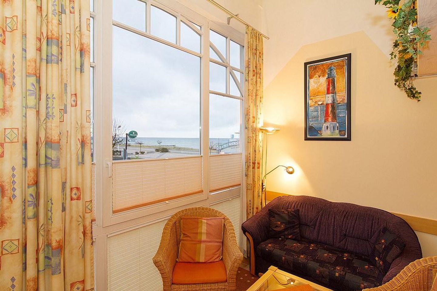 Meeresblick Meeresblick 026 Kühlungsborn - Wohn-Essbereich mit Couch